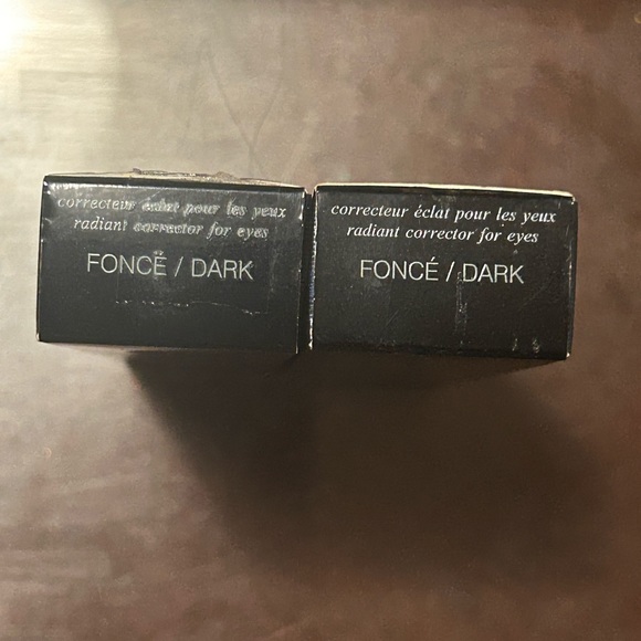 Cle de Peau Radiant Corrector in Dark - Picture 3 of 4